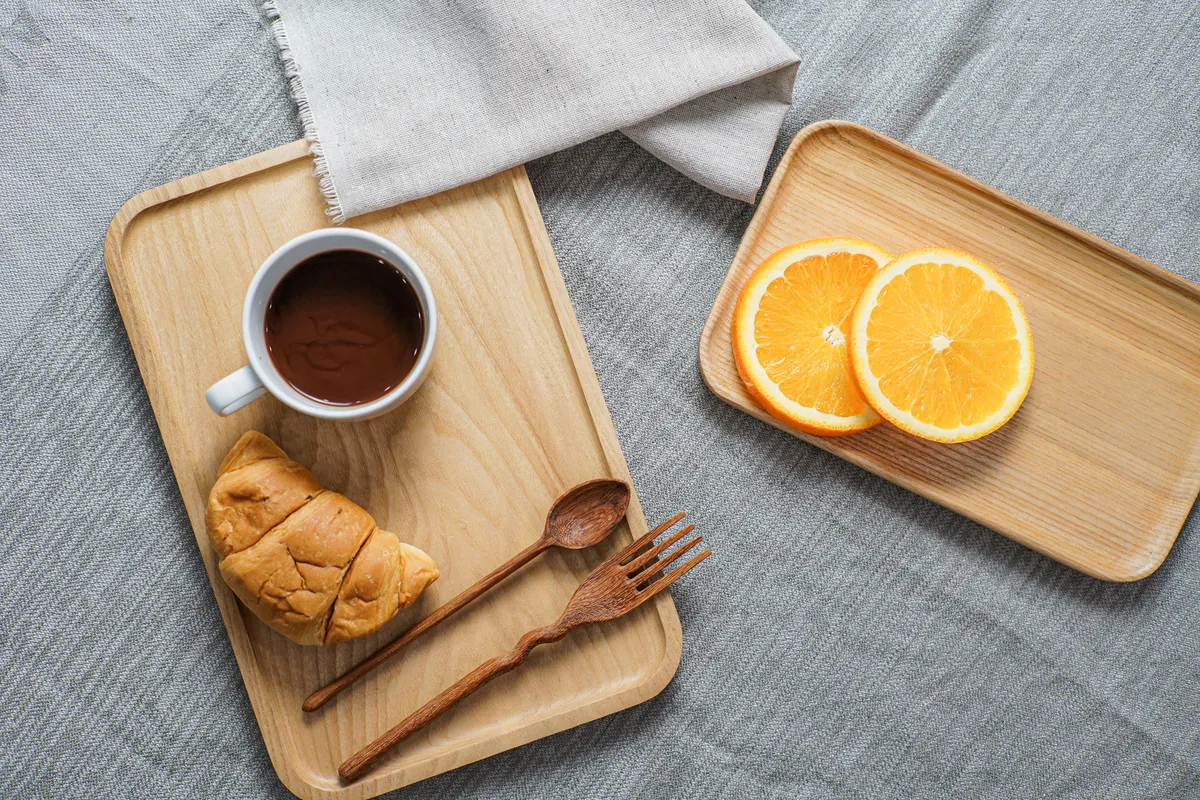 Khay chữ nhật gỗ Tần Bì đựng cafe, bánh sừng bò và cam