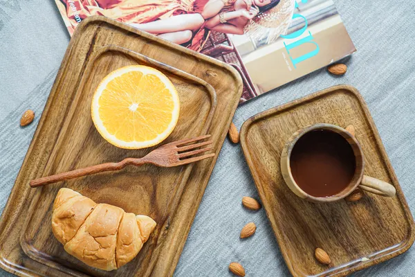 Khay chữ nhật gỗ Tràm phục vụ cafe, cam và bánh sừng bò
